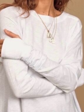 NWT. We The Free Arden  Tee With Thumbholes - White .Size M